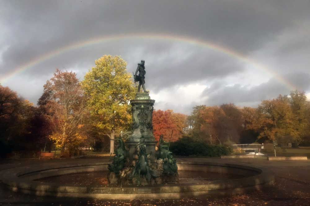 neptunbrunnen regenbogen stadtpark